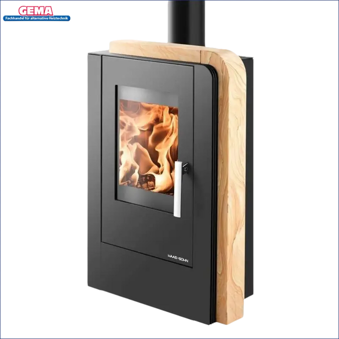 Brennender Holzofen mit Holztäfelung im Produkt Kaminofen Aruba Easy von Haas + Sohn 6 kW