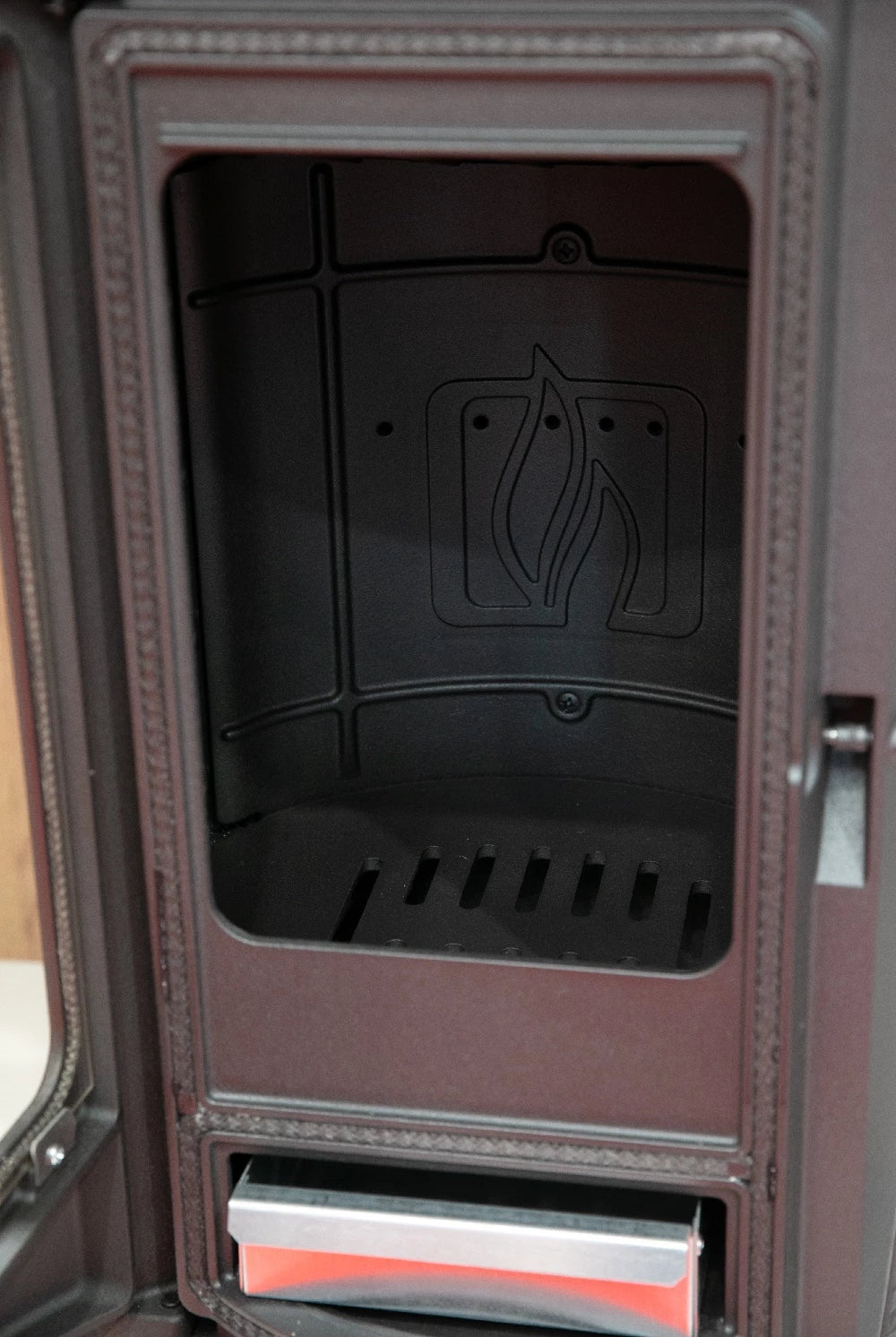 Designový litinový krb Plamen Tara – nezávislý na vzduchu v místnosti