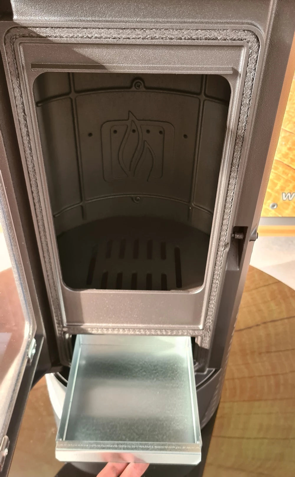 Designový litinový krb Plamen Tara – nezávislý na vzduchu v místnosti