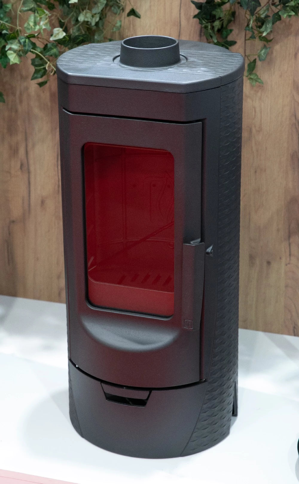 Designový litinový krb Plamen Tara – nezávislý na vzduchu v místnosti