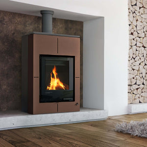 Vario Saporo Kaminofen mit ⭐ Flammen, stylishem Design und Holzscheitlagerung. 🏡 Perfekt für effizientes Heizen!