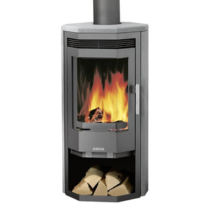 Grauer Kaminofen Justus Usedom 5 mit sichtbaren Flammen und Holzlager, externe Zuluft
